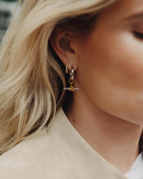 LUCY WILLIAMS KNOT T-BAR CHARM HOOP EARRINGS / MIXED