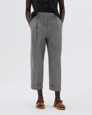 SINGLE PLEAT CROPPED TROUSER / BLACK ECRU