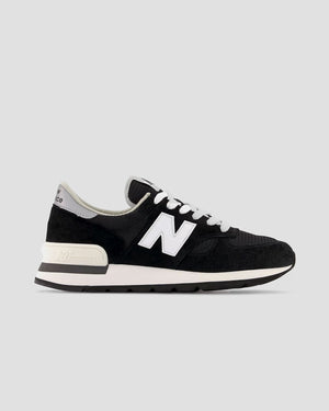 990 / BLACK WITH WHITE