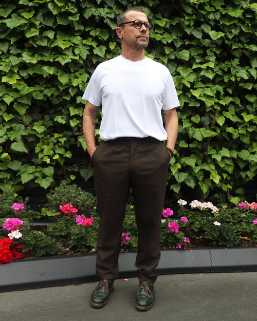 STRETCH SERGE TAPERED PANTS / BROWN